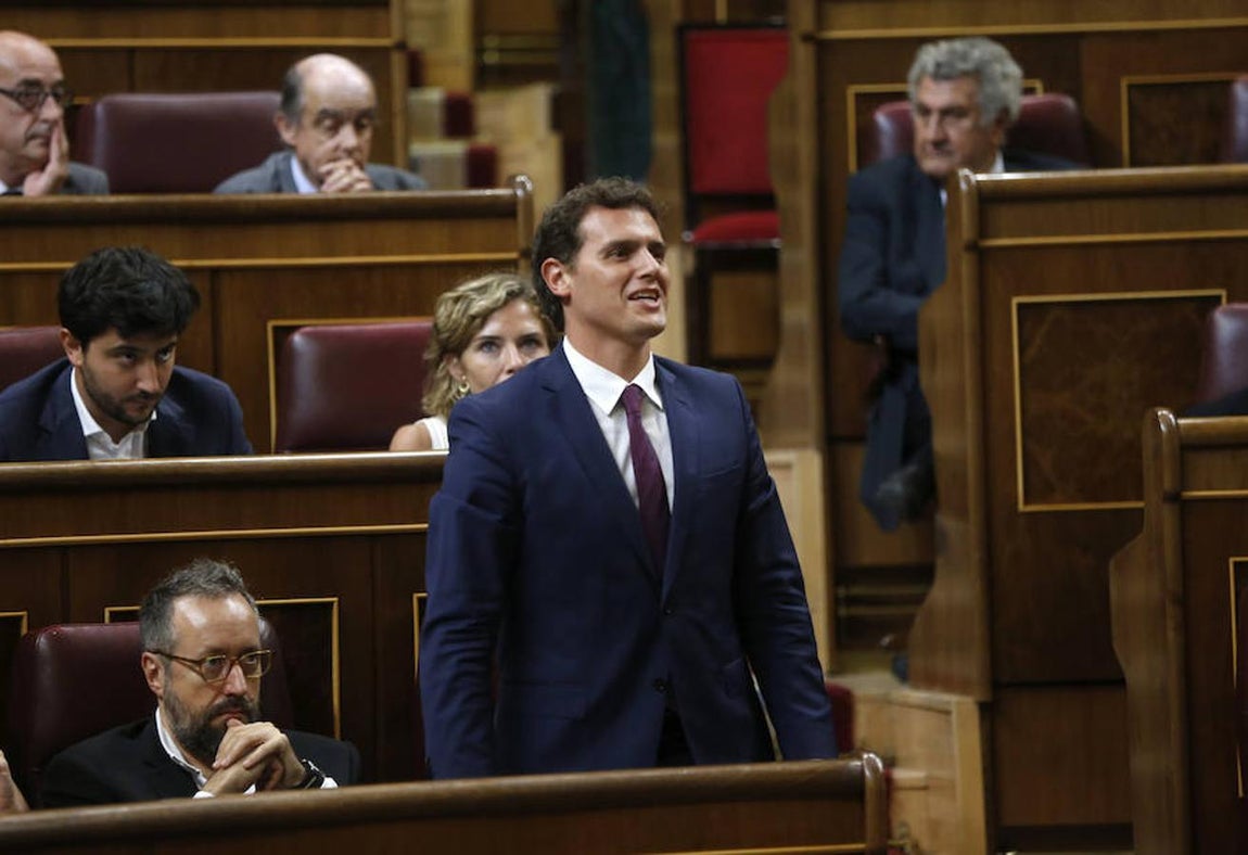 Rivera da el «sí» a Rajoy durante la votación de investidura. 