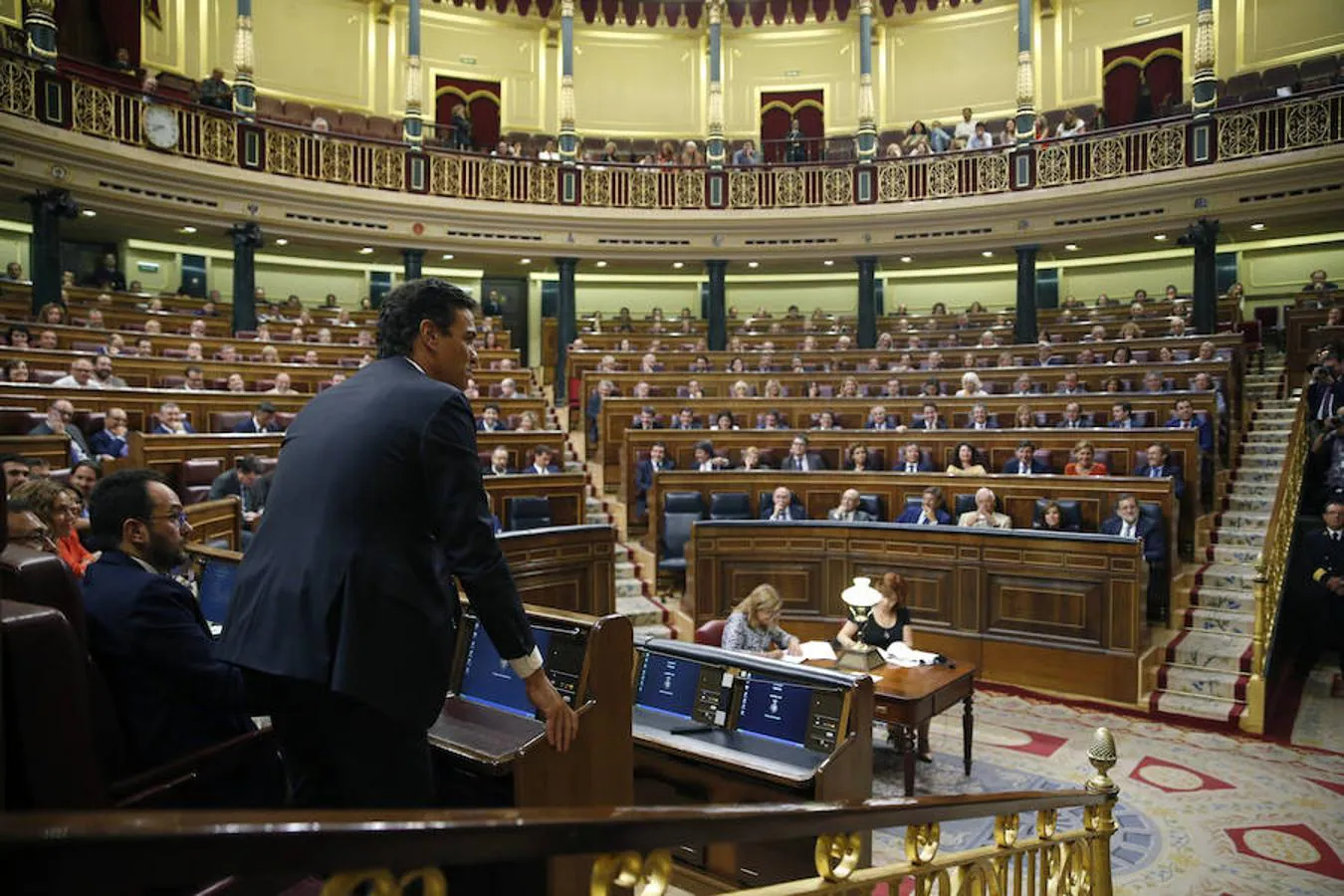 Pedro Sánchez se levanta de la bancada socialista para votar «no» como venían anunciando