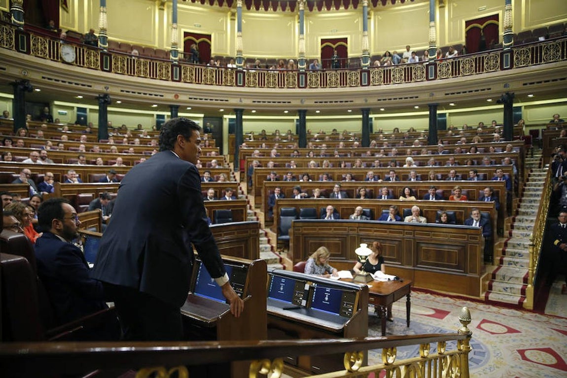 Pedro Sánchez se levanta de la bancada socialista para votar «no» como venían anunciando. 