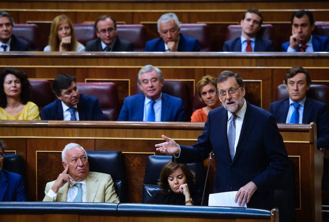 Ante la pregunta de ante quién responde el Ejecutivo de España, Rajoy le recuerda a Iglesias que cuando uno «entra en un club, tiene que aceptar las normas». En su réplica, el candidato del PP hace un llamamiento a la responsabilidad porque «gobernar no es lo mismo que hablar». «Uno se levanta y habla», apunta Rajoy, que vuelve a recuperar la gestión del Ayuntamiento de Madrid, muchas de ellas paralizadas por el gobierno de Manuela Carmena. 