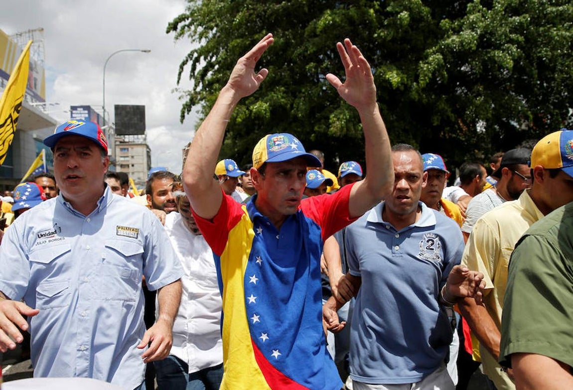 El gobernador de Miranda, Henrique Capriles, participa en la marcha. 