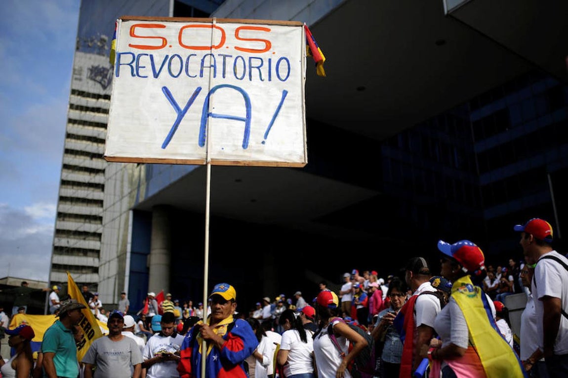 Un venezolano se suma a las demandas para acelerar el revocatorio, que el presidente Maduro está intentando aplazar. 