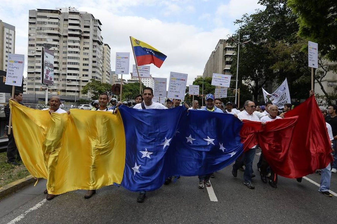 Venezolanos opositores al gobierno de Nicolás Maduro desfilan en la gran marcha de este jueves en Caracas. 