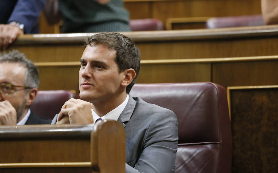 Albert Rivera, presidente de Ciudadanos, en su escaño durante la tercera sesión del debate de investidura. 