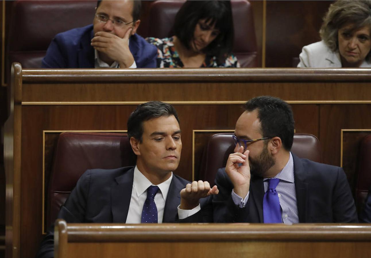 El secretario general del PSOE, Pedro Sánchez, en su escaó junto al diputado Antonio Hernando (d) 