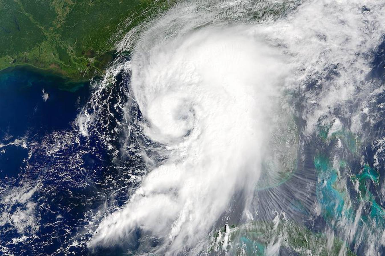 Imagen cedida por el Observatorio de la Tierra de la NASA de una imagen desde un satélite del huracan Hermine aproximándose a la costa occidental de la Florida (EE.UU.). 