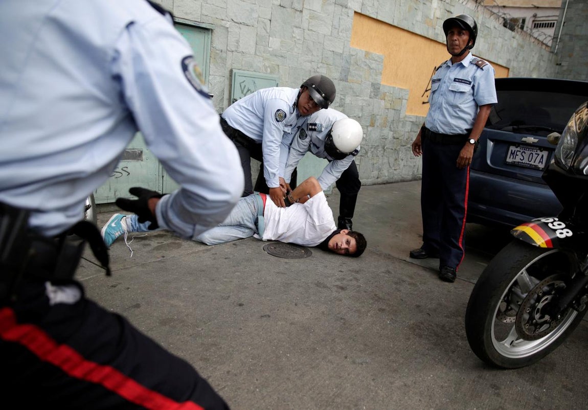 Durante los enfrentamientos los policías detuvieron a varios manifestantes. 