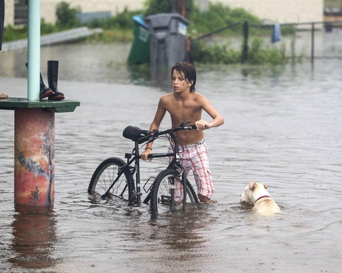 El huracán «Hermine», de categoría 1, ha tocado tierra y comienza a debilitarse para convertirse en tormenta tropical en el fin de semana. 