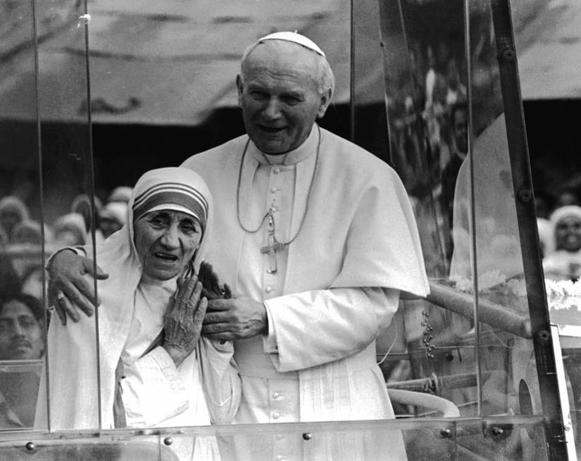 Cuando Juan Pablo II fue a Calcuta en febrero de 1986, su primera actividad fue visitar el hospicio. El Papa saludó con un beso a la Madre Teresa y después se fueron juntos a visitar a cada uno de los 86 moribundos que había ese día en la casa. Para la Madre Teresa fue «el día más hermoso de mi vida».. 