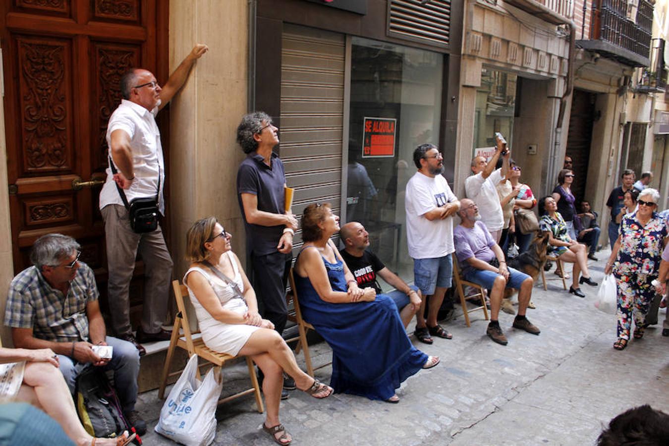 Escuchando al poeta recitando en el balcón de Hojablanca. 