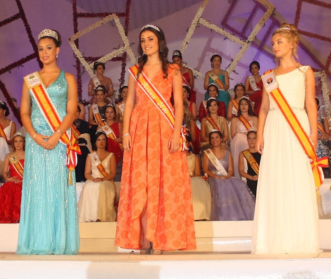 Mari Ángeles Gómez junto a sus damas de honor, María Torres y Lidia Pavón. 