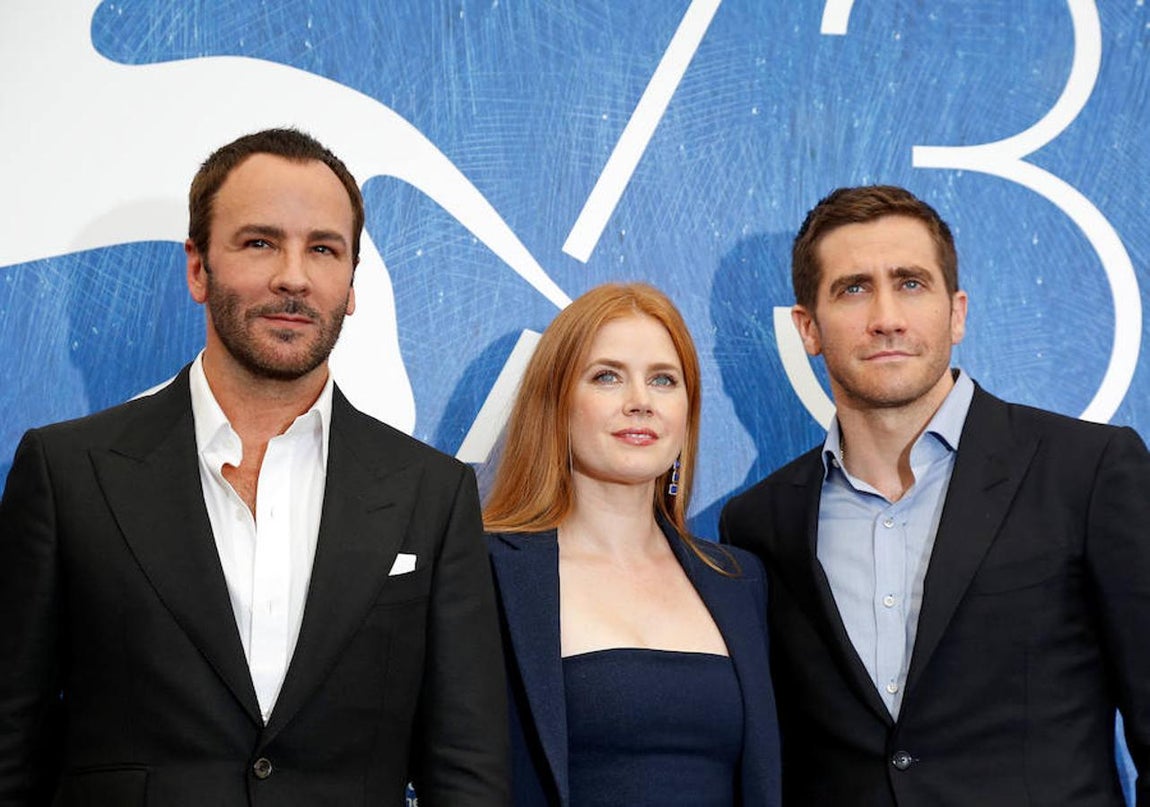 El director Tom Ford y los actores Amy Adams y Jake Gyllenhaal. 