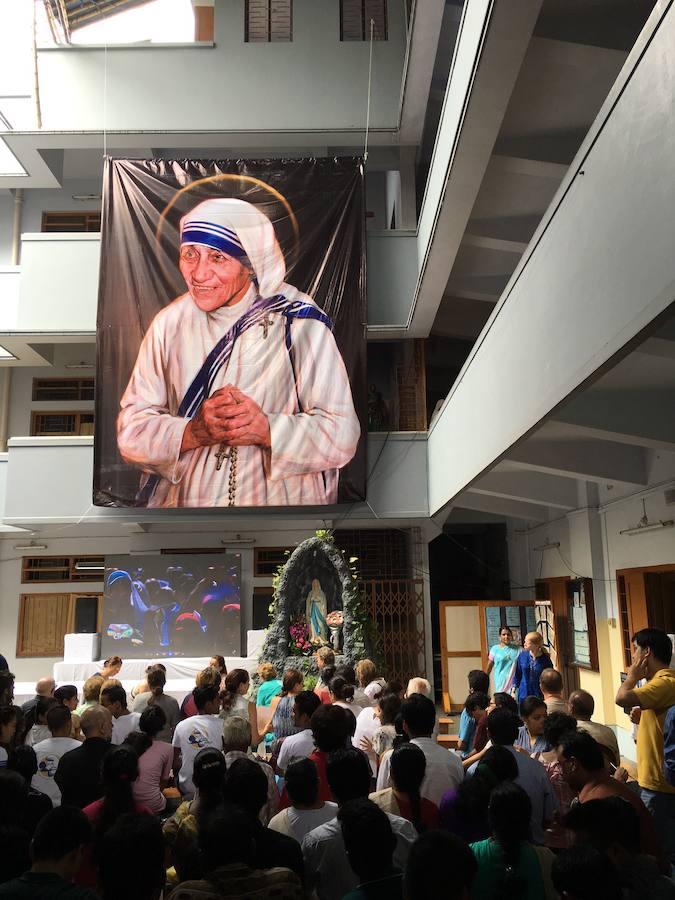 El patio de la Casa de las Misioneras de la Caridad de Calcuta, también lleno de fieles para vivir la canonización de la Madre Teresa.. 