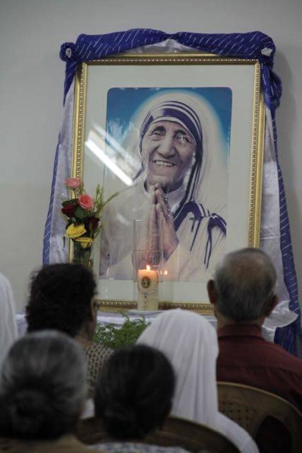 Un retrato de la Madre Teresa preside la capilla donde está su tumba en la Casa de las Misioneras de la Caridad de Calcuta