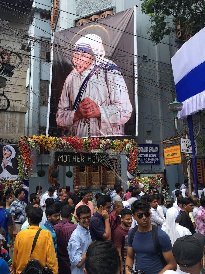 La Casa Madre de las Misioneras de la Caridad se ha engalanado para celebrar la canonización de Santa Teresa de Calcuta. 