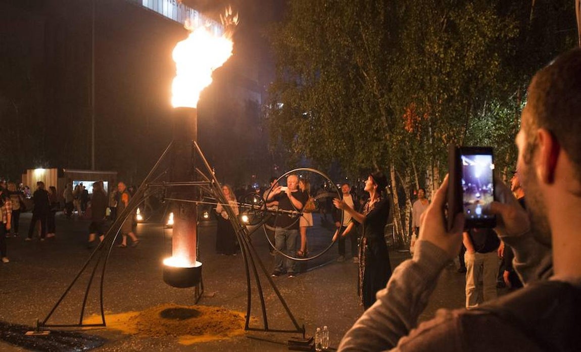Gran incendio de Londres, 350 aniversario. «Jardín en fuego», diseñado por la compañía francesa Carabosse, se ha llevado a cabo en los alrededores de la Tate Modern, en el centro de la ciudad