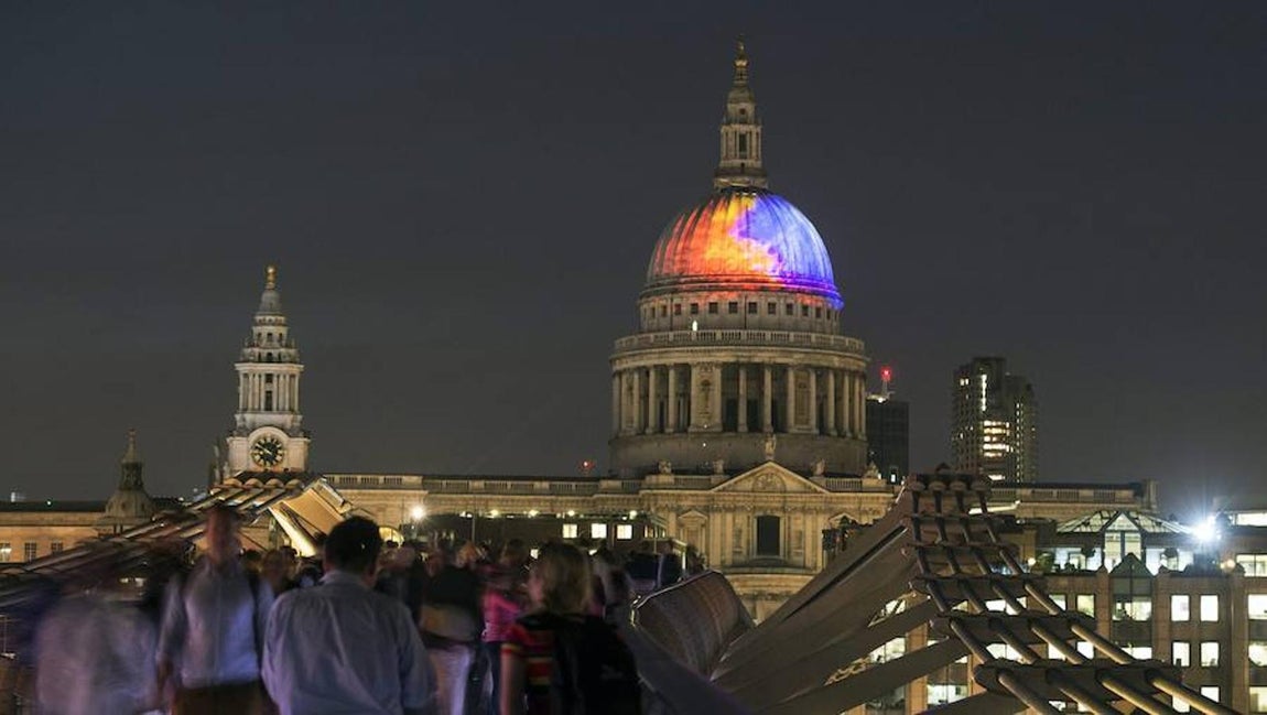 Gran incendio de Londres, 350 aniversario. La Catedral de San Pablo, iluminada como si estuviera en llamas. Se trata de la actuación artística «Fires of London: Fires Ancient», obra de de Martin Firrell