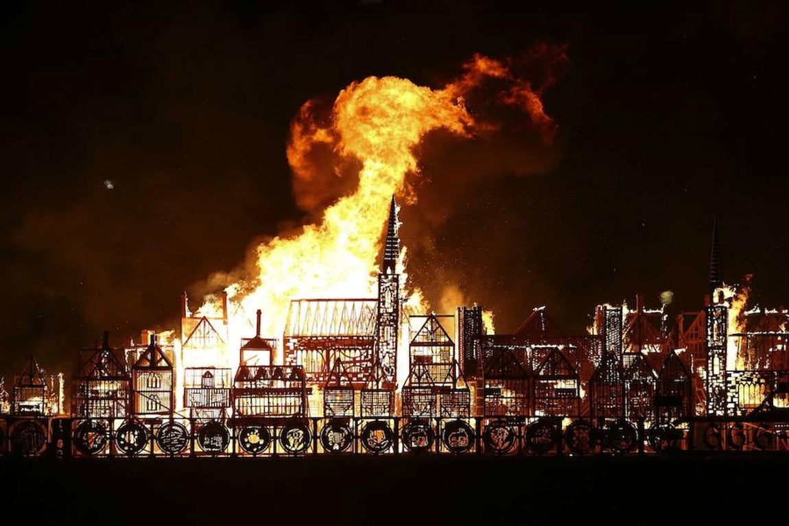 Gran incendio de Londres, 350 aniversario. La réplica estaba realizada en madera, el mismo material del que estaban realizadas las casas en la época, lo que provocó que el incencio se propagara rápidamente de una a otra