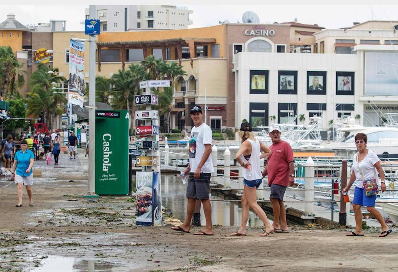 Turistas caminan por las zonas afectadas de Baja California, un enclave muy turístico de México. AFP