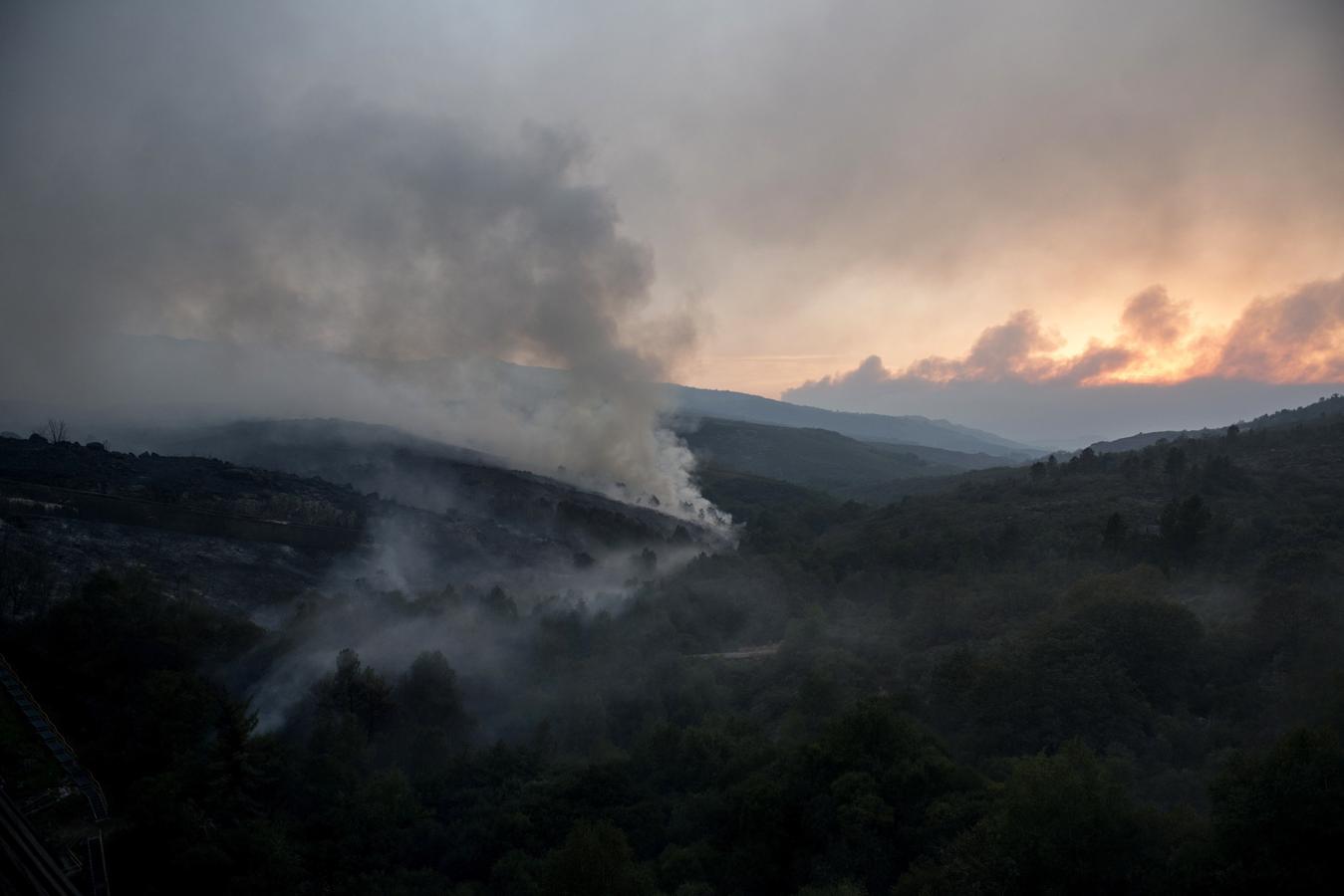 Fotografía del incendio forestal declarado en la localidad de Muíños, en Orense