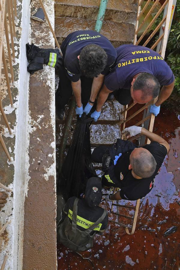 Bomberos trasladan el cuerpo sin vida de una víctima de las inundaciones en un edificio en Kalamata (Grecia). Tres personas han muerto y una mujer continúa desaparecida.