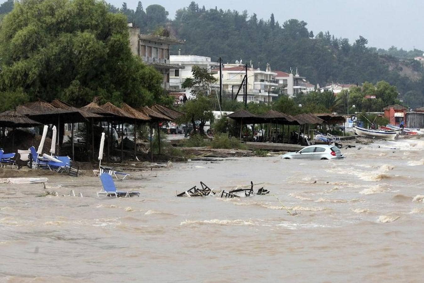 Vista general de los daños ocasionados por las inundaciones en Salónica, Grecia hoy, 7 de septiembre de 2016, como consecuencia de las fuertes lluvias.