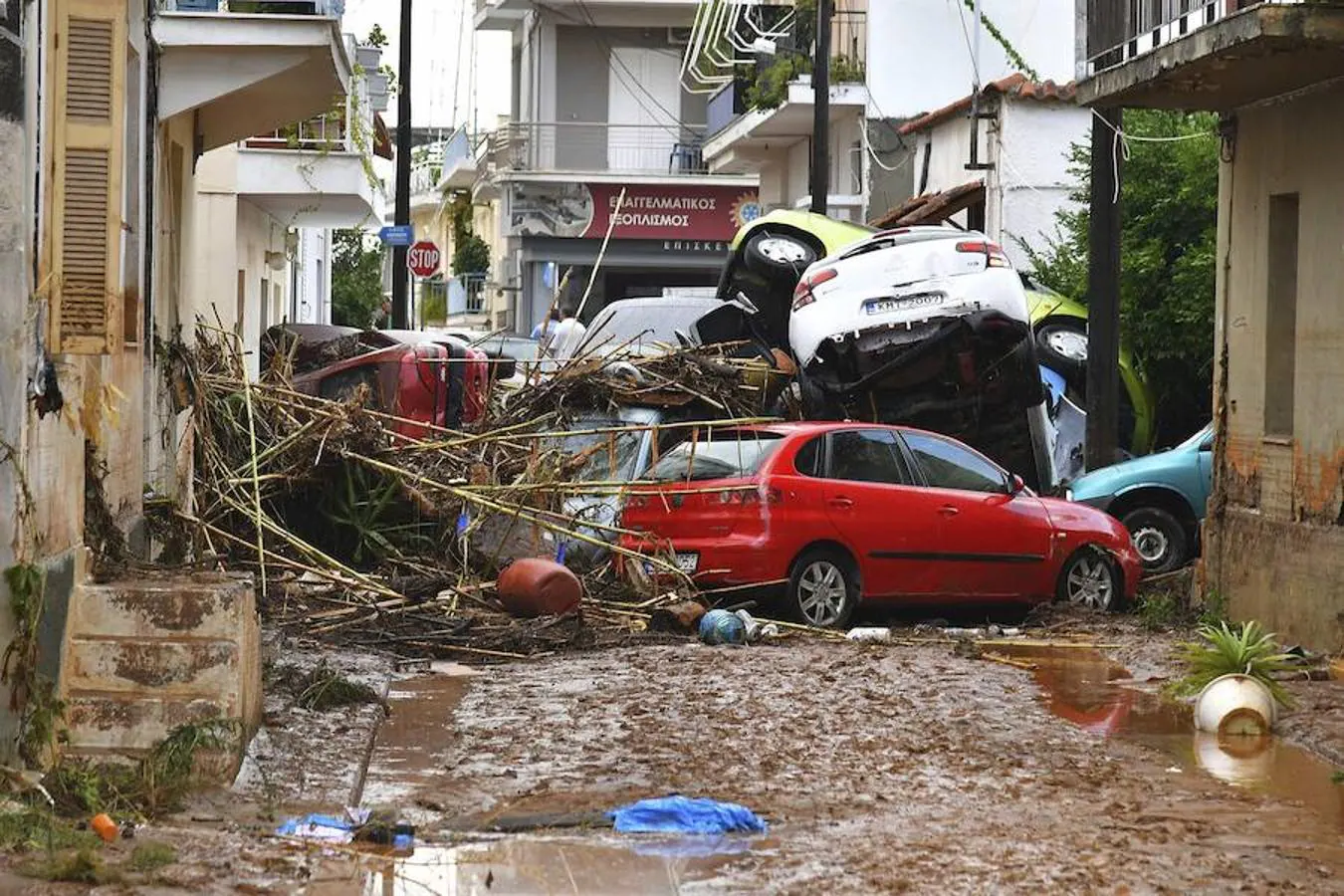 Coches apilados en las calles tras las inundaciones en Kalamata (Grecia) hoy, 7 de septiembre de 2016.