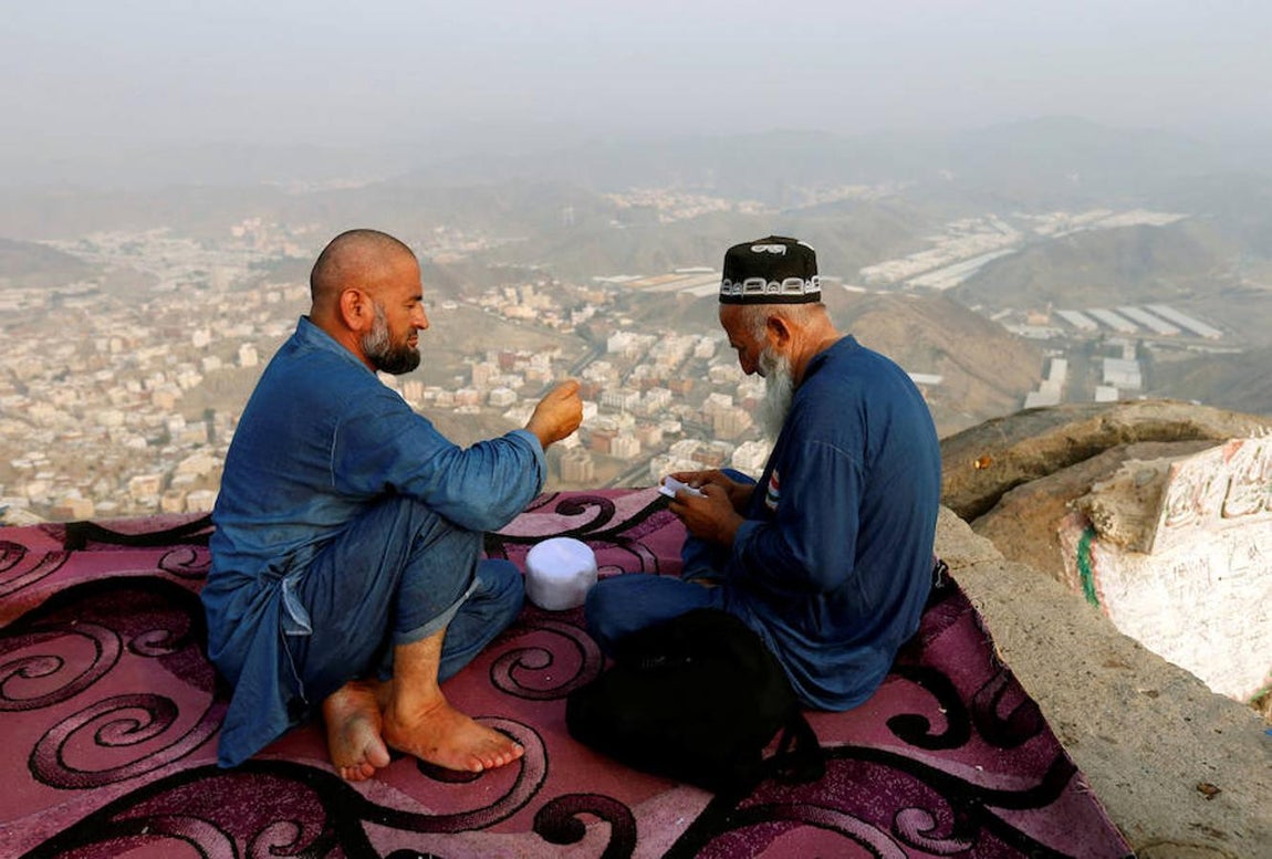 Peregrinos descansan en lo alto del monte sagrado. 