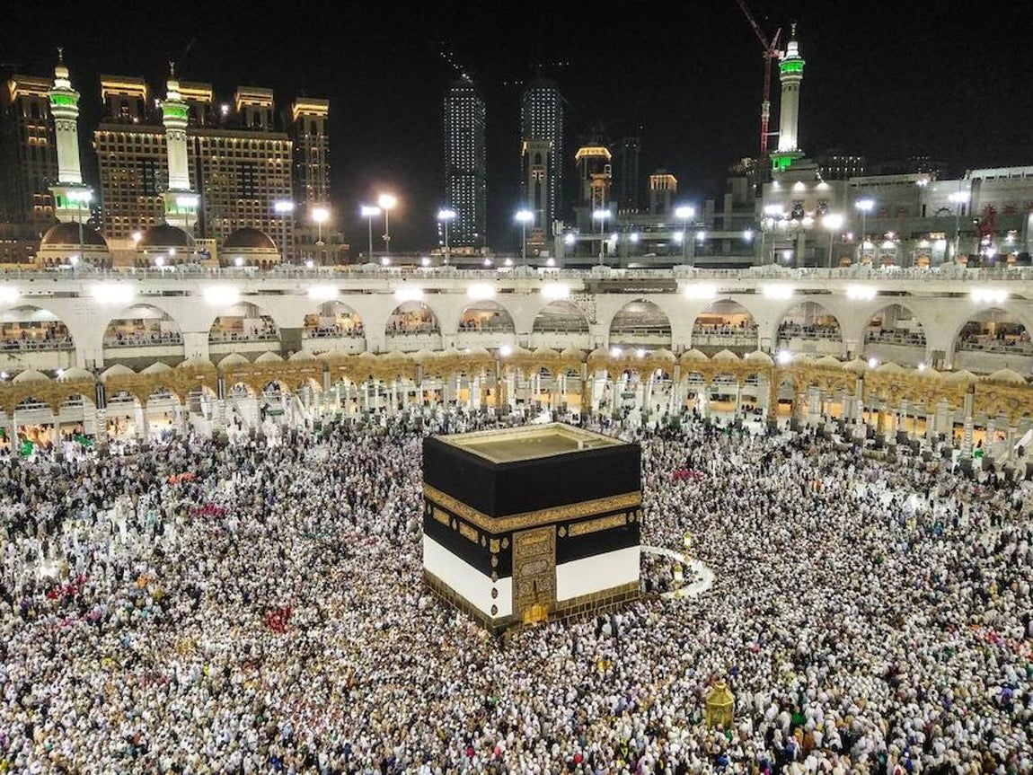 Peregrinos musulmanes alrededor de la «Kaaba» en la mezquita de Masjid al-Haram, el sitio más sagrado del Islam, en La Meca. 