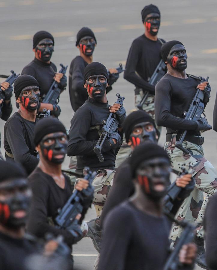 Soldados de las fuerzas armadas de Arabia Saudí desfila antes de la peregrinación sagrada del Hajj en Muzdalfa (Arabia Saudí), 5 de septiembre. 