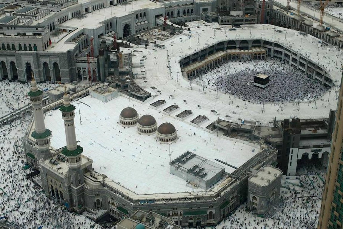 Vista general de peregrinos musulmanes de todo el mundo dando vueltas alrededor de la «Kaaba» en la conocida como «Gran Mezquita». 