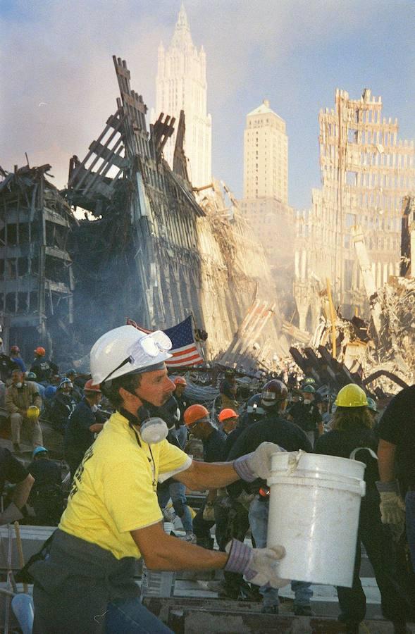 Solidaridad. Los efectivos de Emergencias se agolparon para actuar en la zona, con la esperanza perdida de poder encontrar a algún superviviente