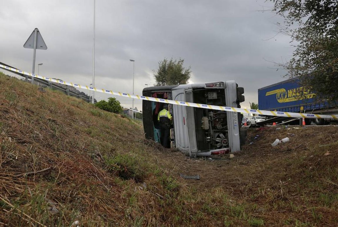 Vuelca un autobús que llevaba turistas al Aeropuerto de Barcelona