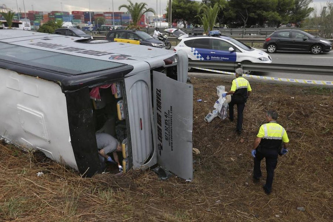 Vuelca un autobús que llevaba turistas al Aeropuerto de Barcelona