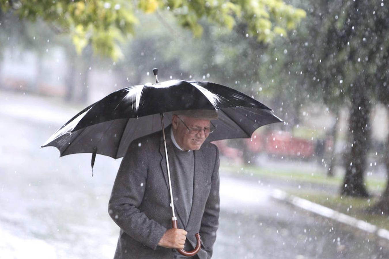 A Coruña. Un hombre pasea bajo la lluvia en A Coruña, en una jornada marcada en lo meteorológico por las fuertes lluvias que han caído en la comunidad, que incluso han provocado que se suspendan las clases en dos colegios de Pontevedra