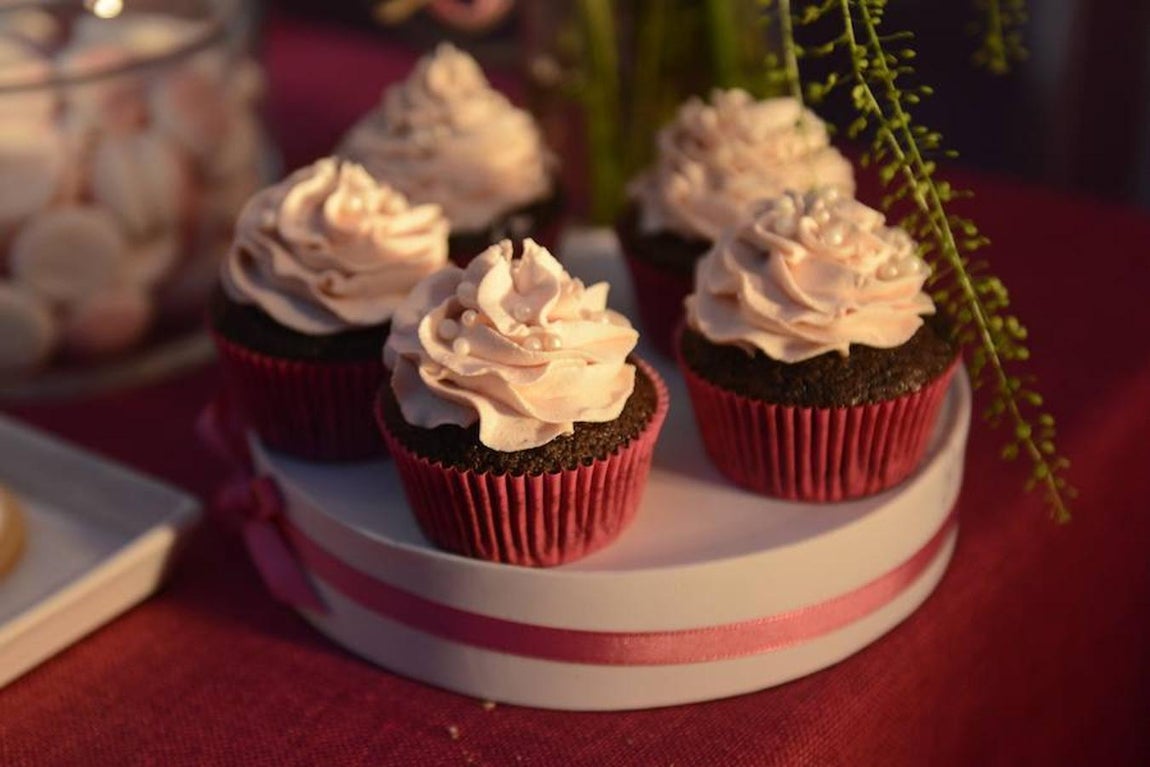 Buffet dulce. Pronto los diferentes dulces repartidos por las mesas en la recepción del evento desaparecieron, y no es para menos