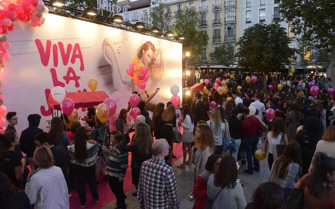 Atraídos por el despliegue. En un principio fue poca la gente que fue expresamente por el evento. Sin embargo, el bullicio prontro creó una larga cola de curiosos
