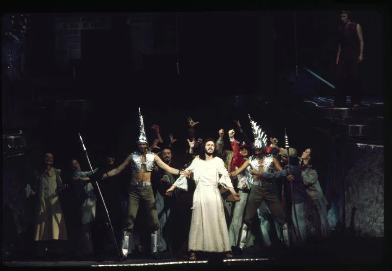 El 6 de noviembre de 1975 Camilo comenzó a protagonizar la Ópera rock Jesucristo Superstar en el Teatro Alcalá-Palace de Madrid (España)