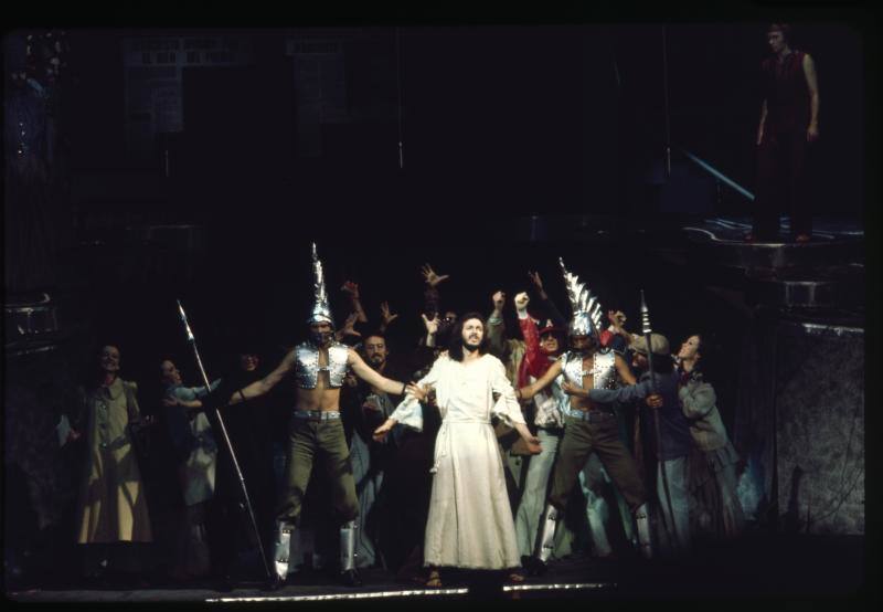 El 6 de noviembre de 1975 Camilo comenzó a protagonizar la Ópera rock Jesucristo Superstar en el Teatro Alcalá-Palace de Madrid (España). 