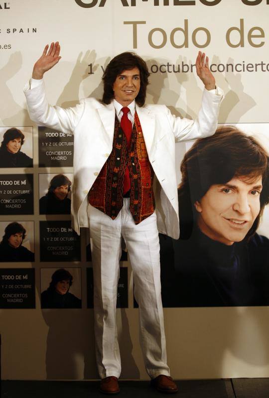 A lo largo de su carrera ha vendido más de 100 millones de discos en todo el mundo. 