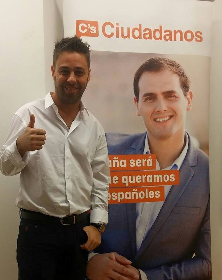 El número 4 de Ciudadanos por La Coruña, junto a un cartel electoral con la imagen de Albert Rivera. 