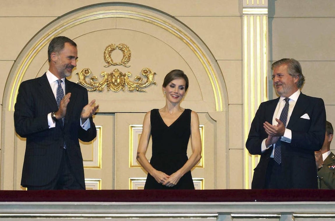 La sorpresa llegó en el intermedio, cuando la orquesta le dedicó un «cumpleaños feliz», al que se sumaron cantando algunas personas del público y después le dirigieron -todos de pie- un sonoro aplauso al que Doña Letizia respondió con gestos de agradecimiento.. 