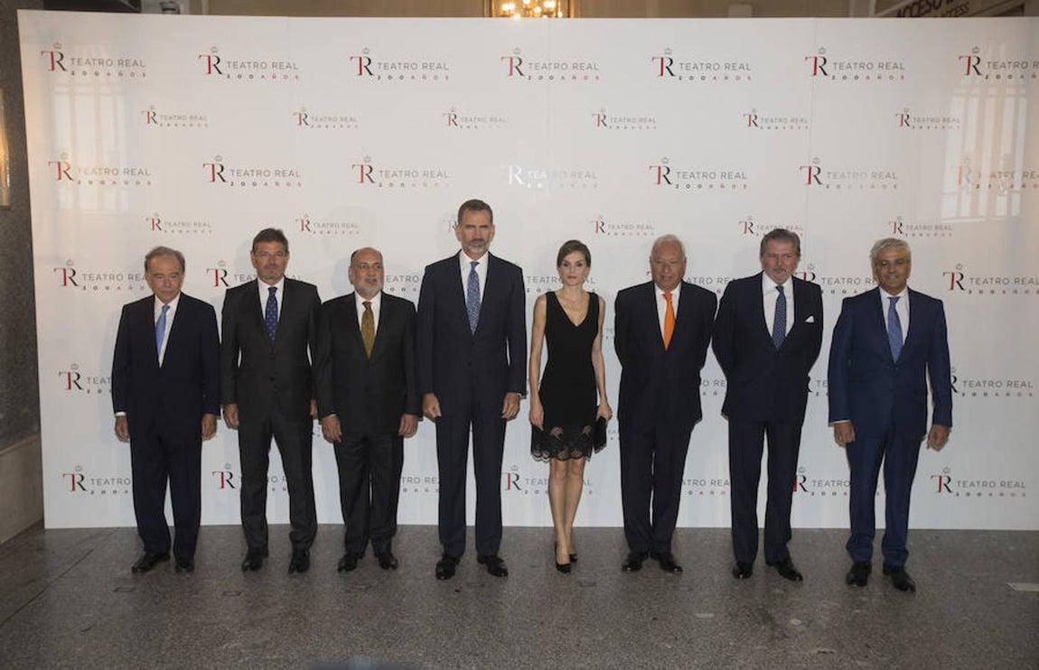 Los Reyes fueron recibidos por el presidente del Tribunal Constitucional, Francisco Pérez de los Cobos, y por los ministros de Asuntos Exteriores, José Manuel García-Margallo; de Justicia, Rafael Catalá, y de Educación y Cultura, Íñigo Méndez de Vigo. Ya en la puerta les saludó el presidente del patronato del Teatro Real, Gregorio Marañón, y en el vestíbulo, los demás miembros.. 