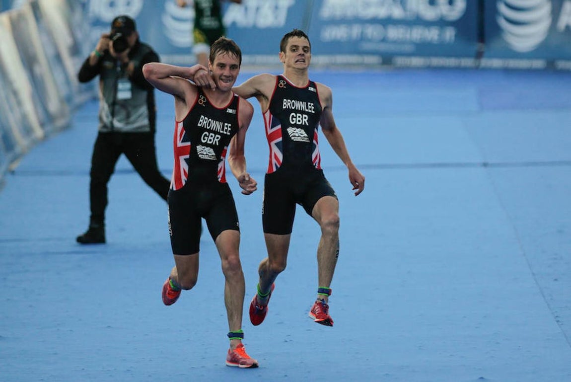 La dramática llegada a meta de Jonathan Brownlee, en imágenes