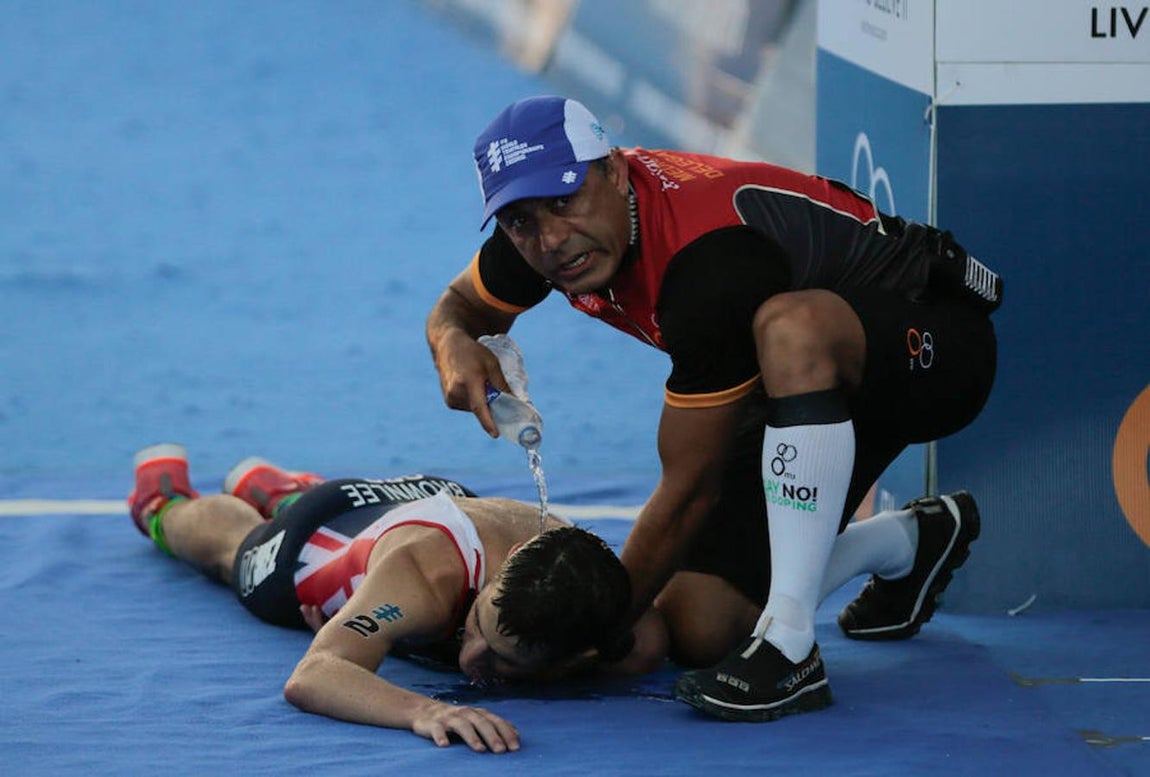 La dramática llegada a meta de Jonathan Brownlee, en imágenes