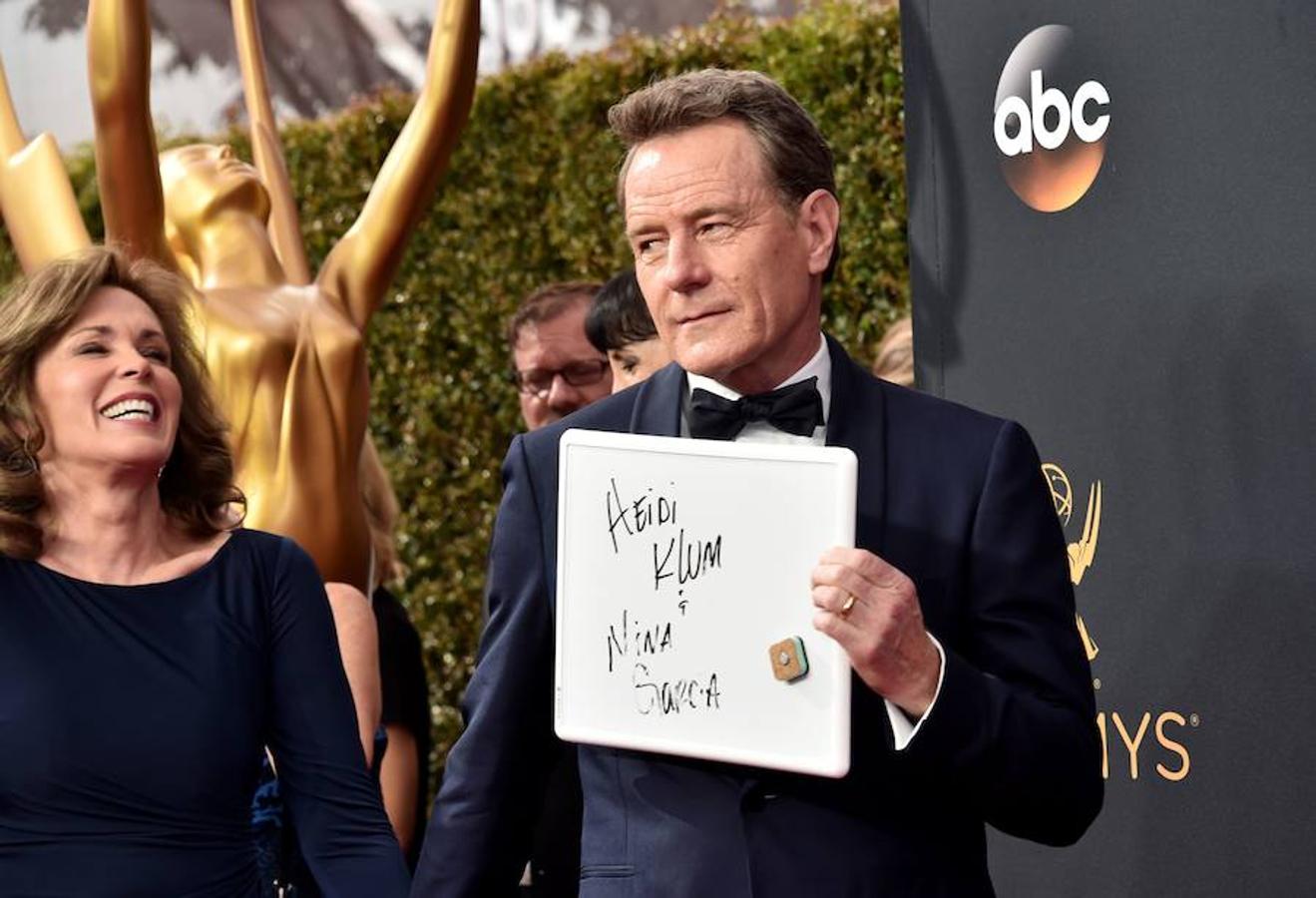 El actor Robin Dearden y Bryan Cranston a su llegada a los Emmys