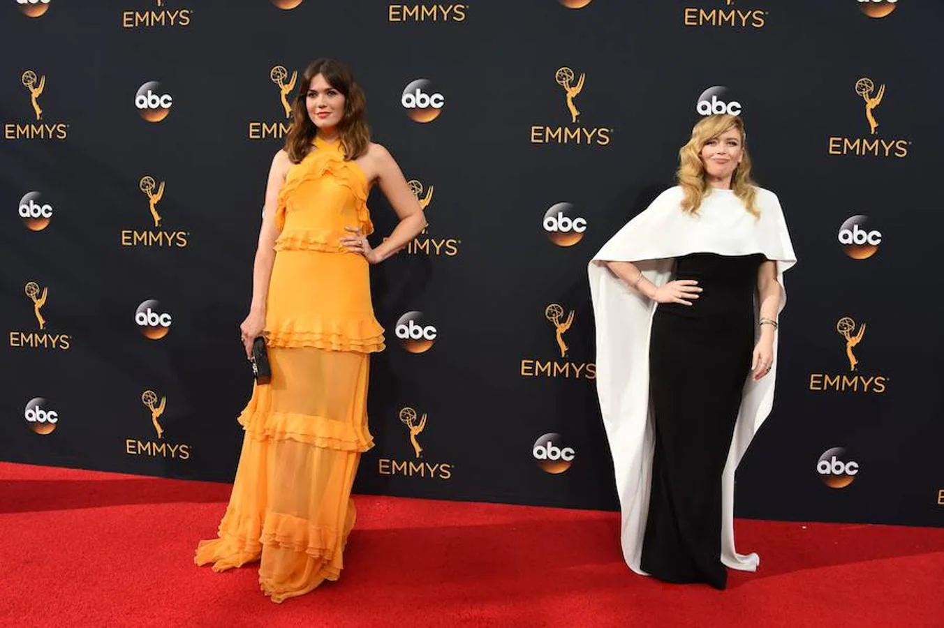 Mandy Moore posa junto a una compañera en la alfombra roja de los Emmys