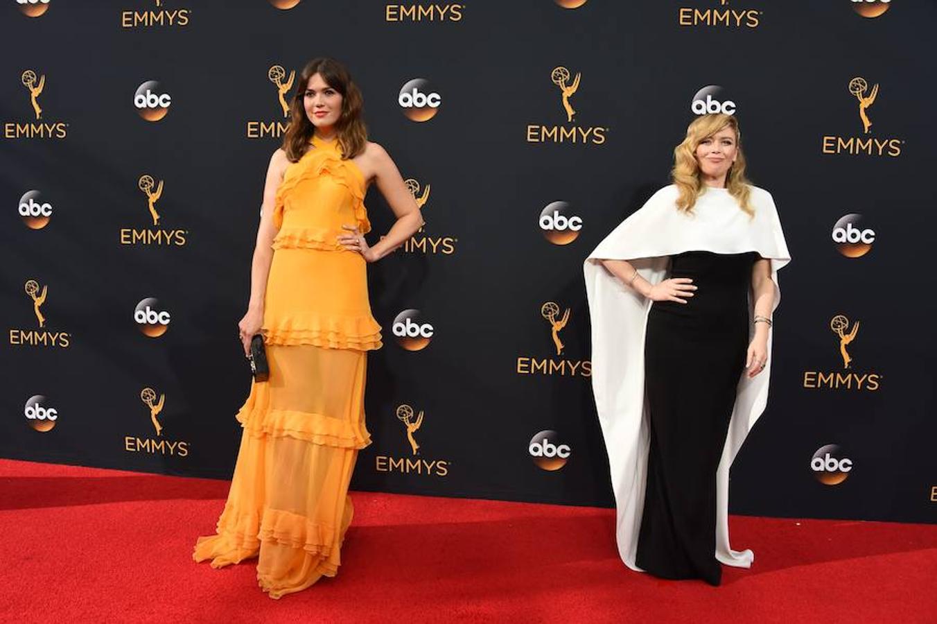 Mandy Moore posa junto a una compañera en la alfombra roja de los Emmys. 