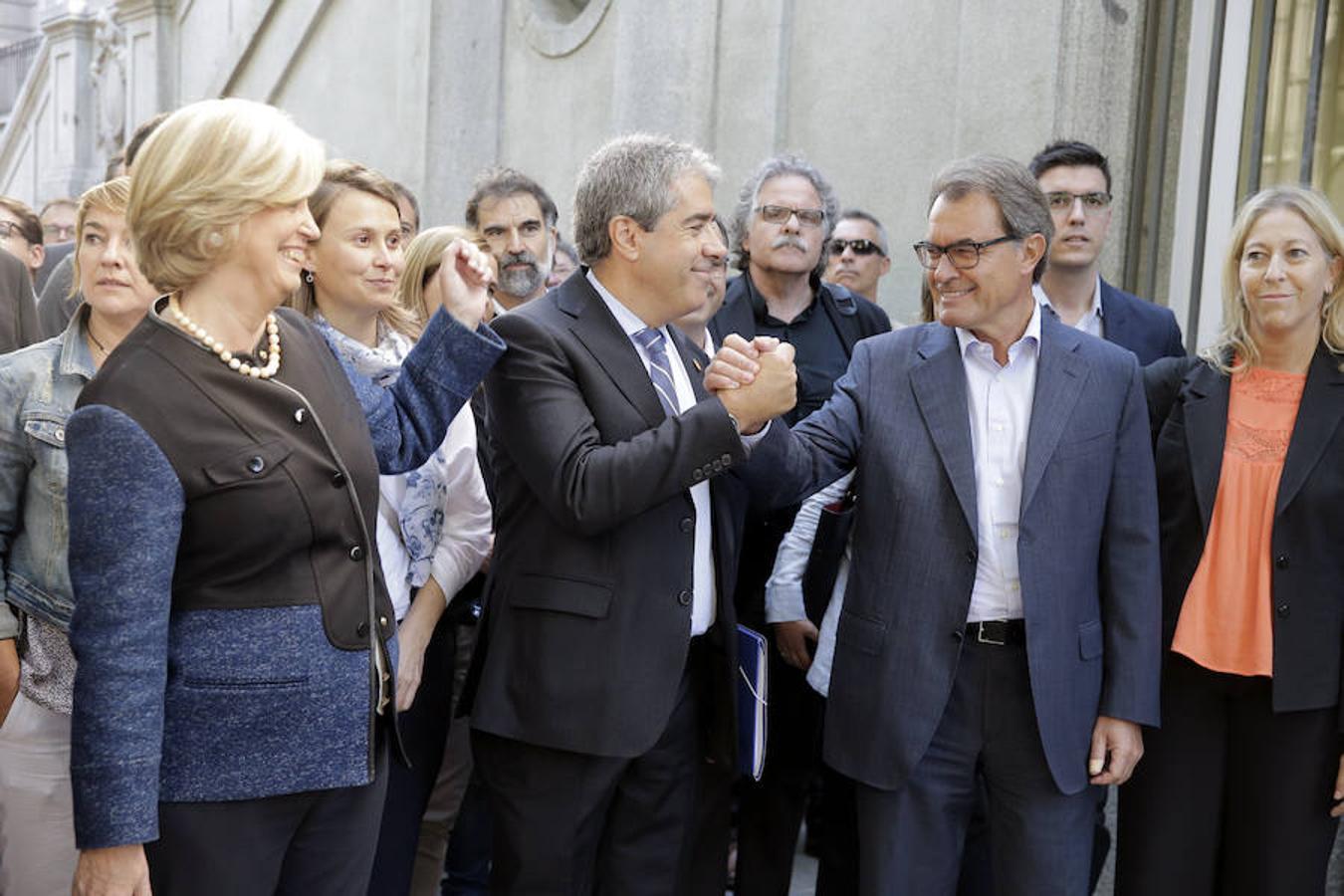 El exconseller Francesc Homs, acompañado por el expresidente catalán Artur Mas y la portavoz del Gobierno catalán, Neus Munté