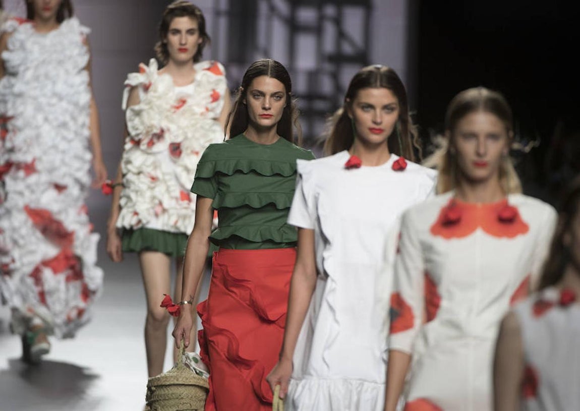 En imágenes: El desfile de Luke Leandro Cano y Esther Noriega